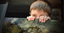 Child looking out car window at T-Rex statue, Photo Credit:ID 57035401 © Haywiremedia | Dreamstime.com